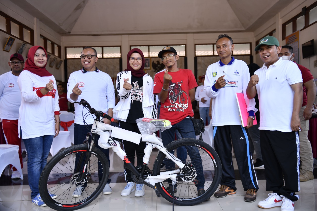 Warga Desa Sleman Lor Ikuti Senam Sehat Bareng Bupati Indramayu