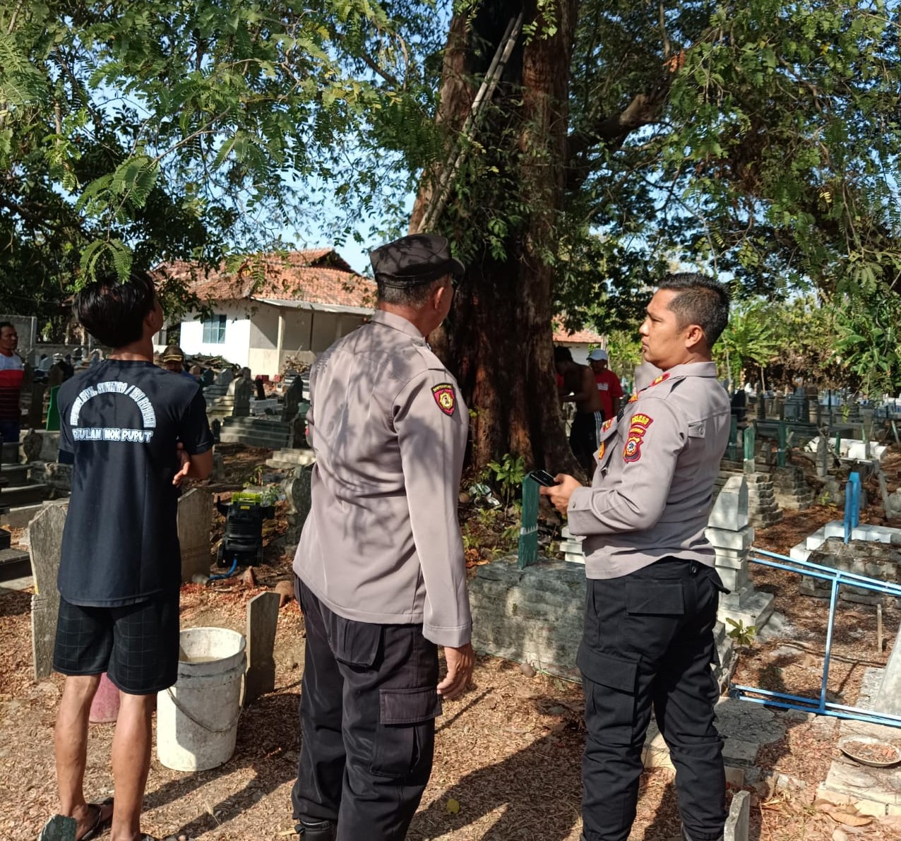 Bahu-membahu, Polsek Sliyeg dan Masyarakat Padamkan Kebakaran Pohon di TPU Desa Sleman Lor